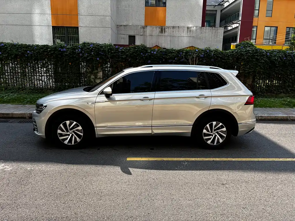 Volkswagen Tiguan L PHEV — фото 6