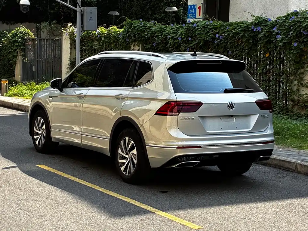 Volkswagen Tiguan L PHEV — фото 7