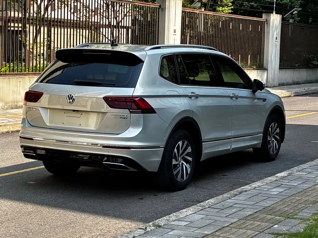 Volkswagen Tiguan L PHEV — фото 9