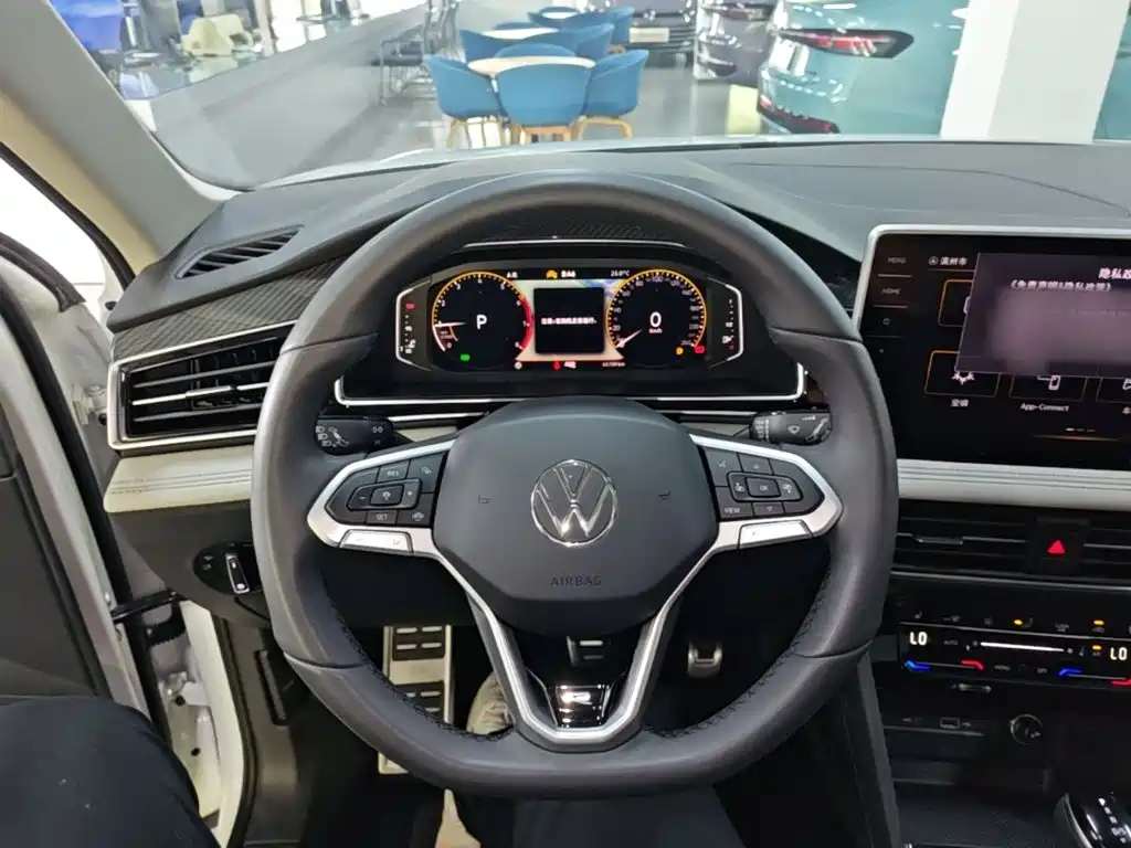 Volkswagen Tiguan L — фото 11