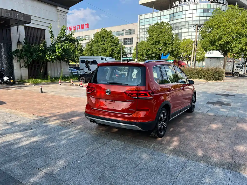 Volkswagen Touran — фото 18