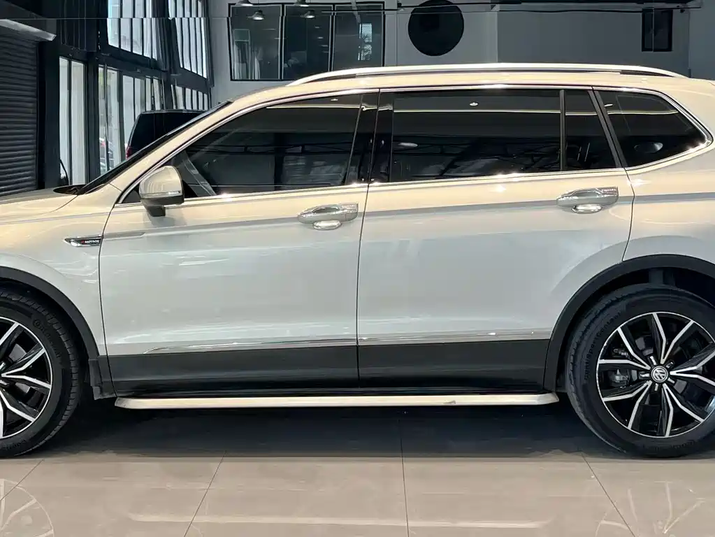 Volkswagen Tiguan L — фото 4