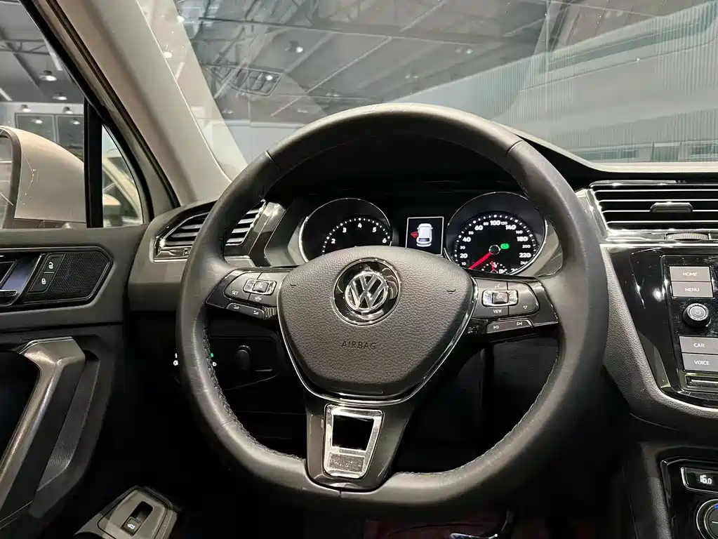 Volkswagen Tiguan L — фото 7