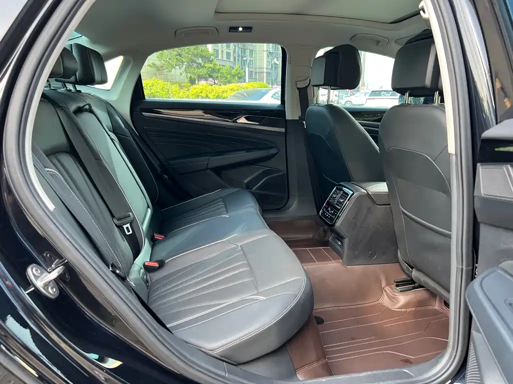 Volkswagen Passat — фото 17