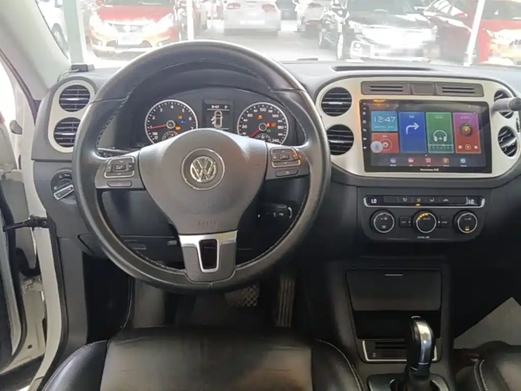Volkswagen Tiguan — фото 11