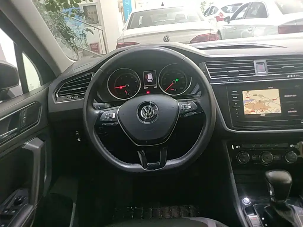 Volkswagen Tiguan L — фото 11