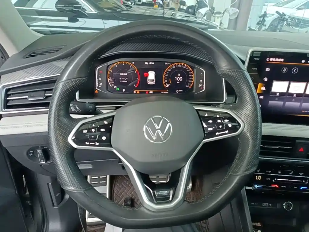 Volkswagen Tiguan L — фото 11