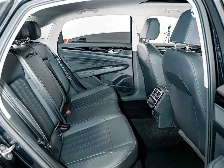 Volkswagen Passat — фото 20