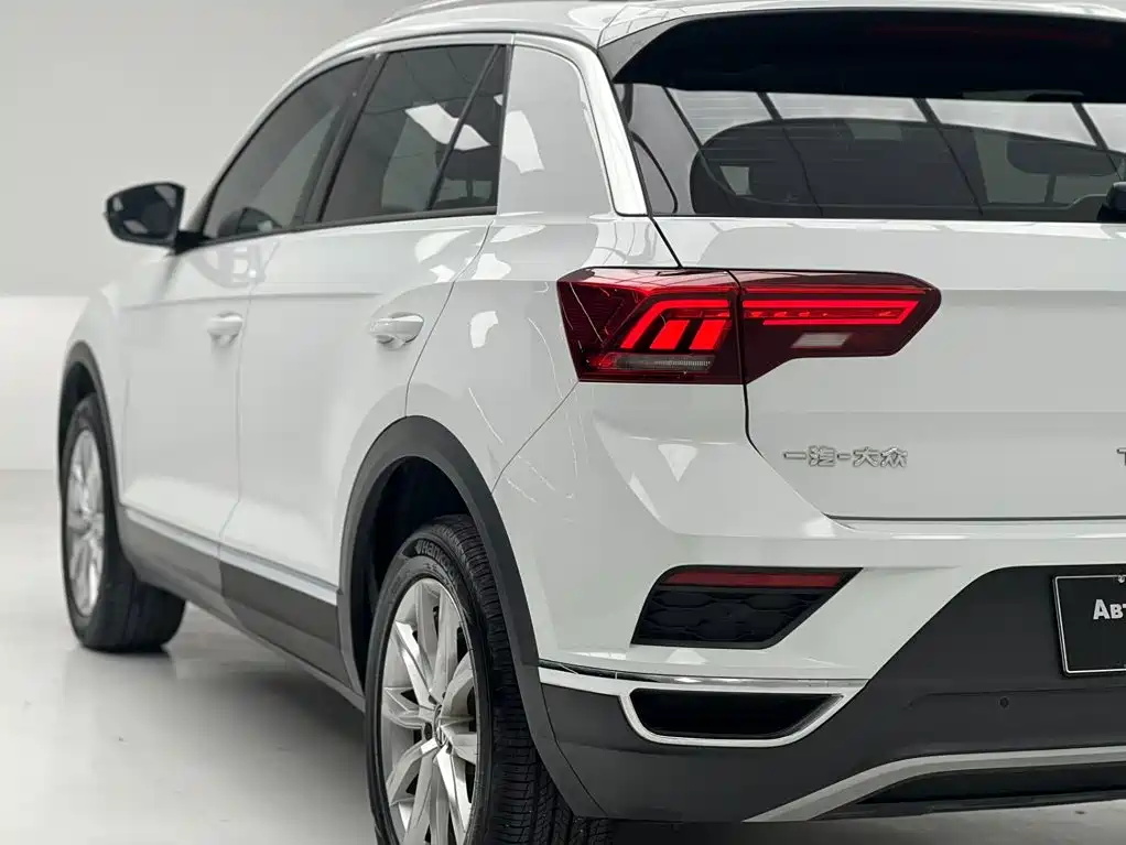 Volkswagen T-Roc — фото 10
