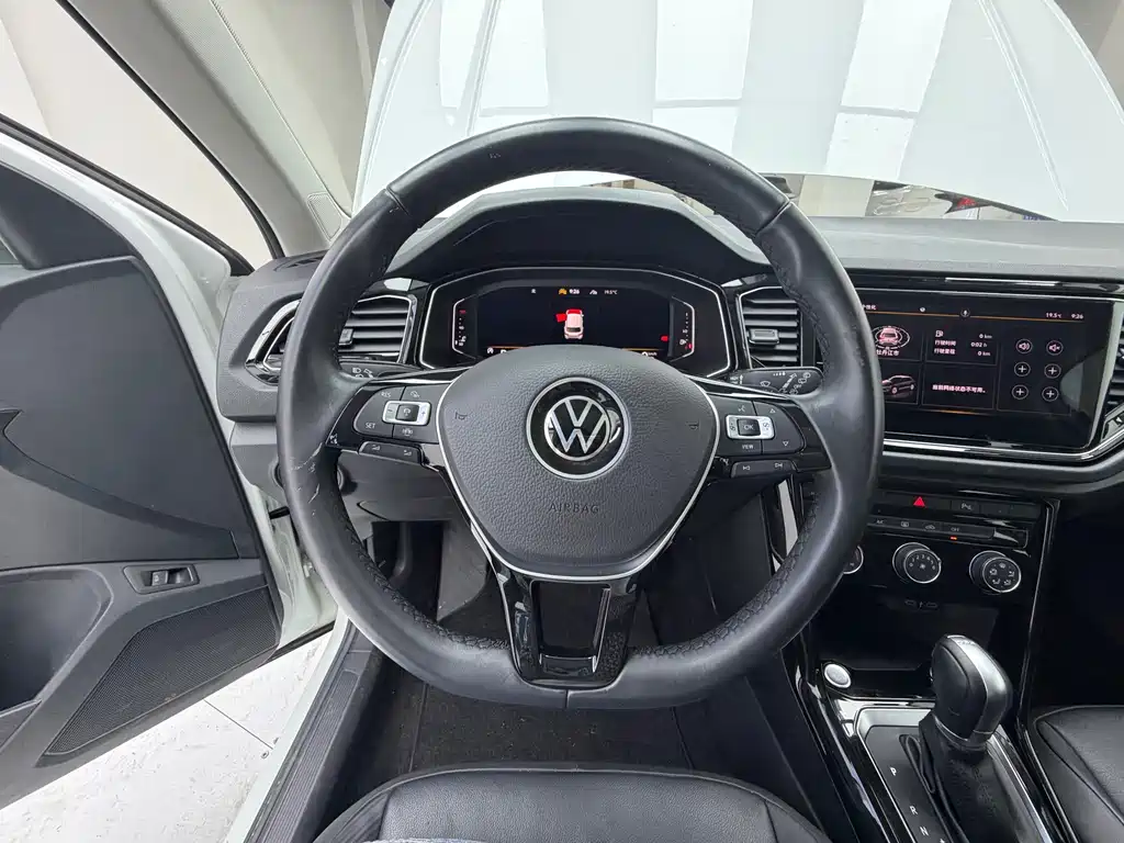 Volkswagen T-Roc — фото 10