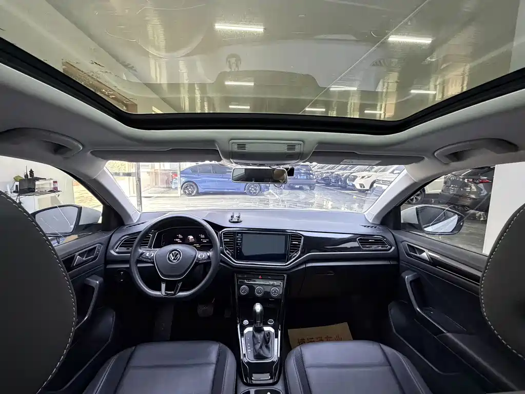 Volkswagen T-Roc — фото 11