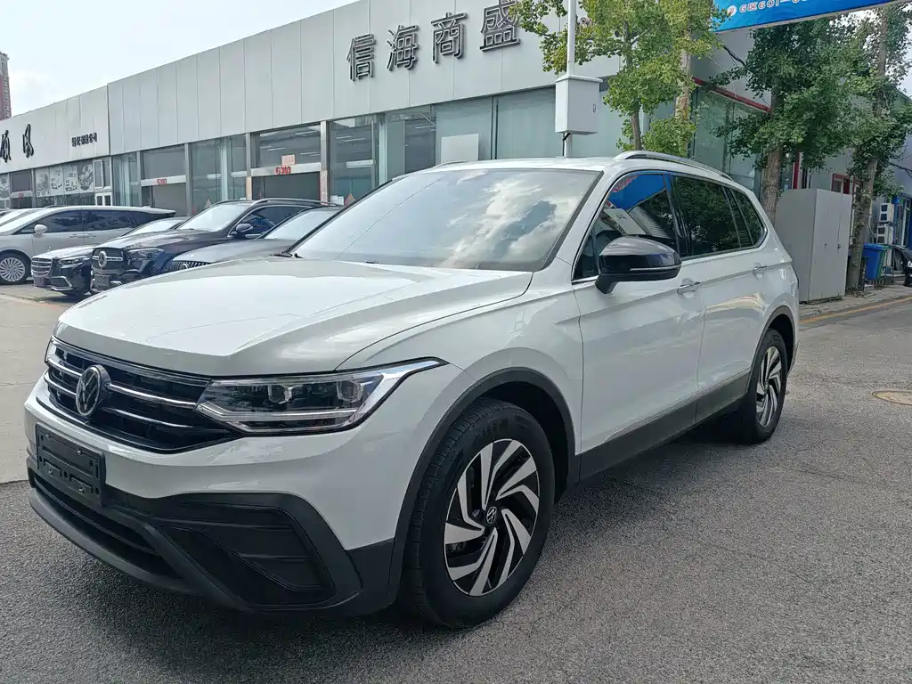Volkswagen Tiguan L — фото 2