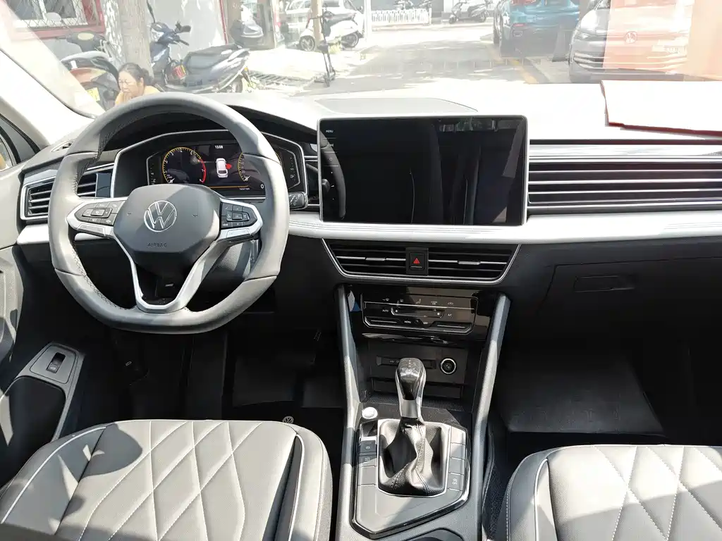 Volkswagen Tiguan L — фото 11