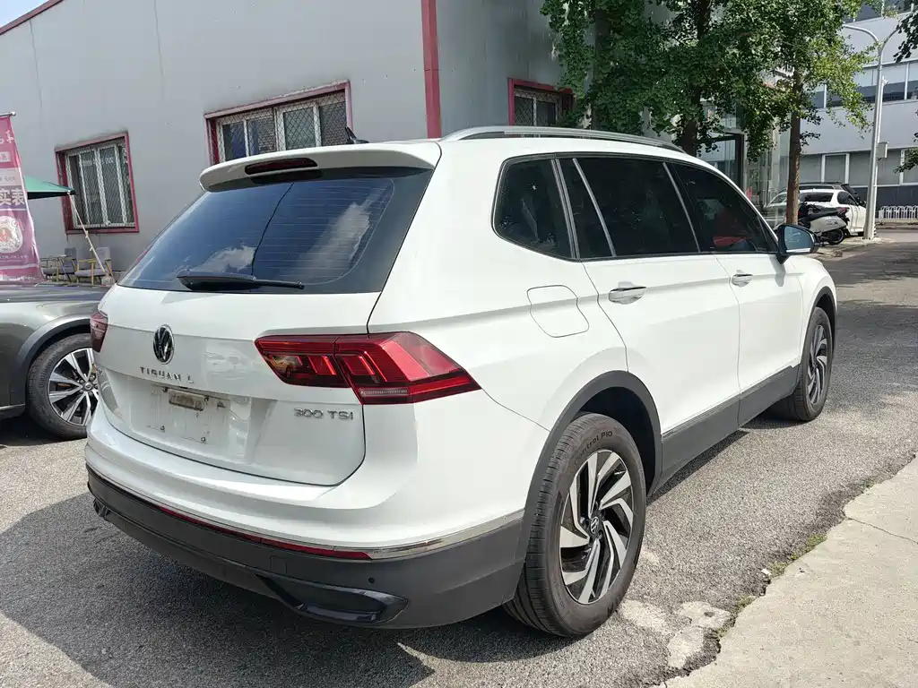 Volkswagen Tiguan L — фото 9