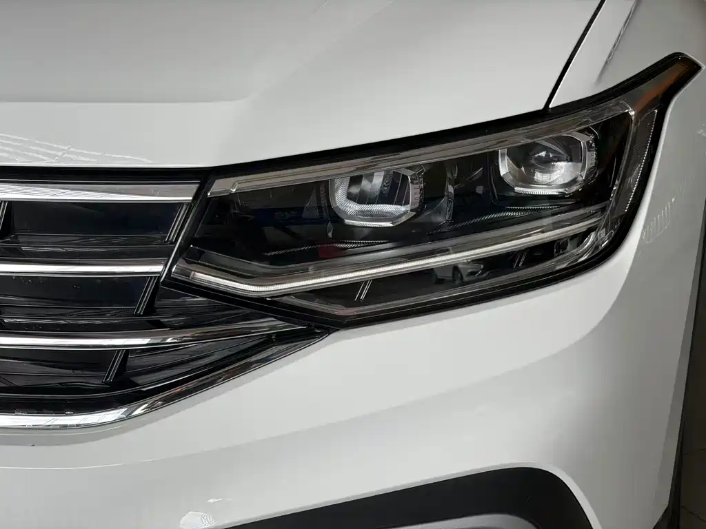 Volkswagen Tiguan L — фото 13