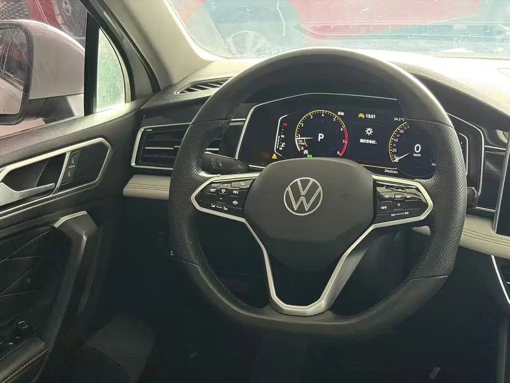 Volkswagen Tiguan L — фото 14
