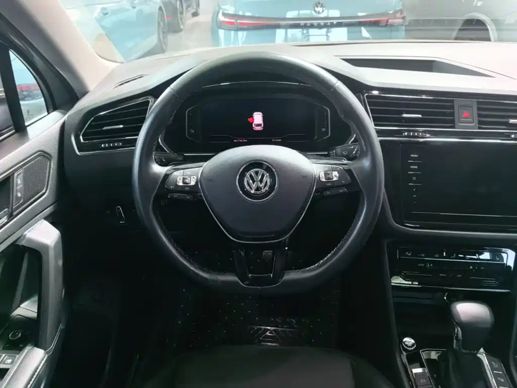 Volkswagen Tiguan L PHEV — фото 17
