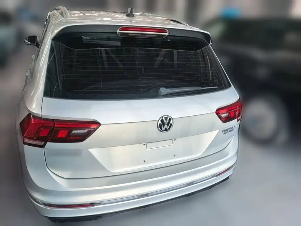 Volkswagen Tiguan L PHEV — фото 10