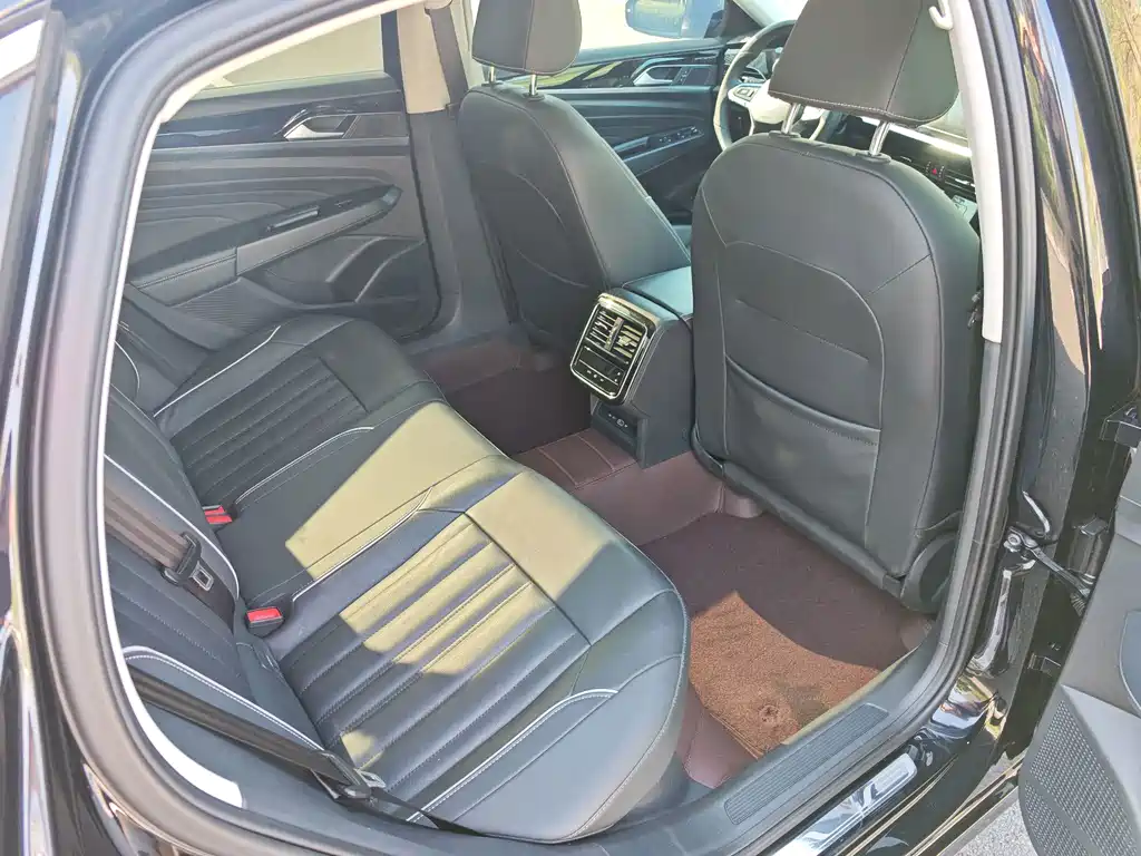 Volkswagen Passat — фото 11