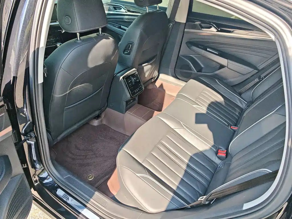 Volkswagen Passat — фото 13