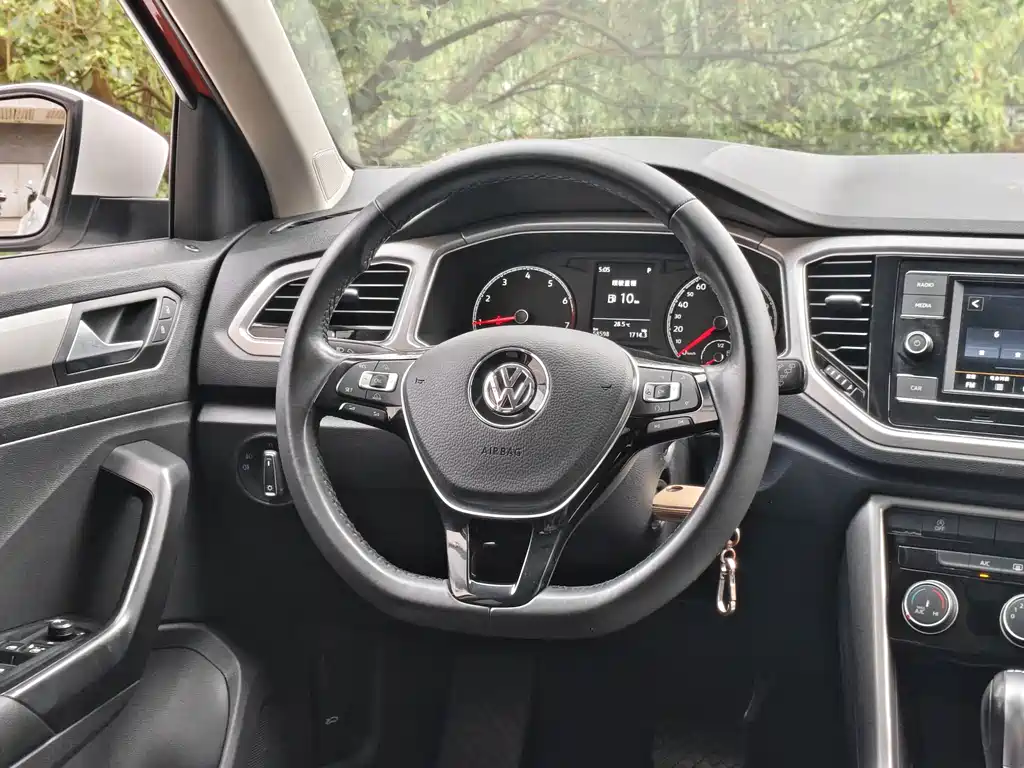 Volkswagen T-Roc — фото 8