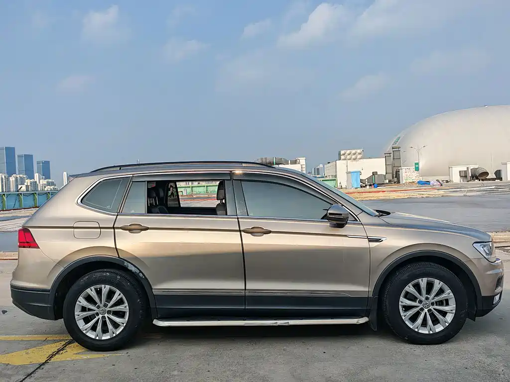 Volkswagen Tiguan L — фото 7