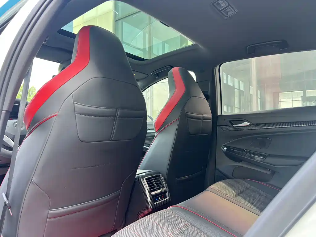 Volkswagen Golf GTI — фото 11