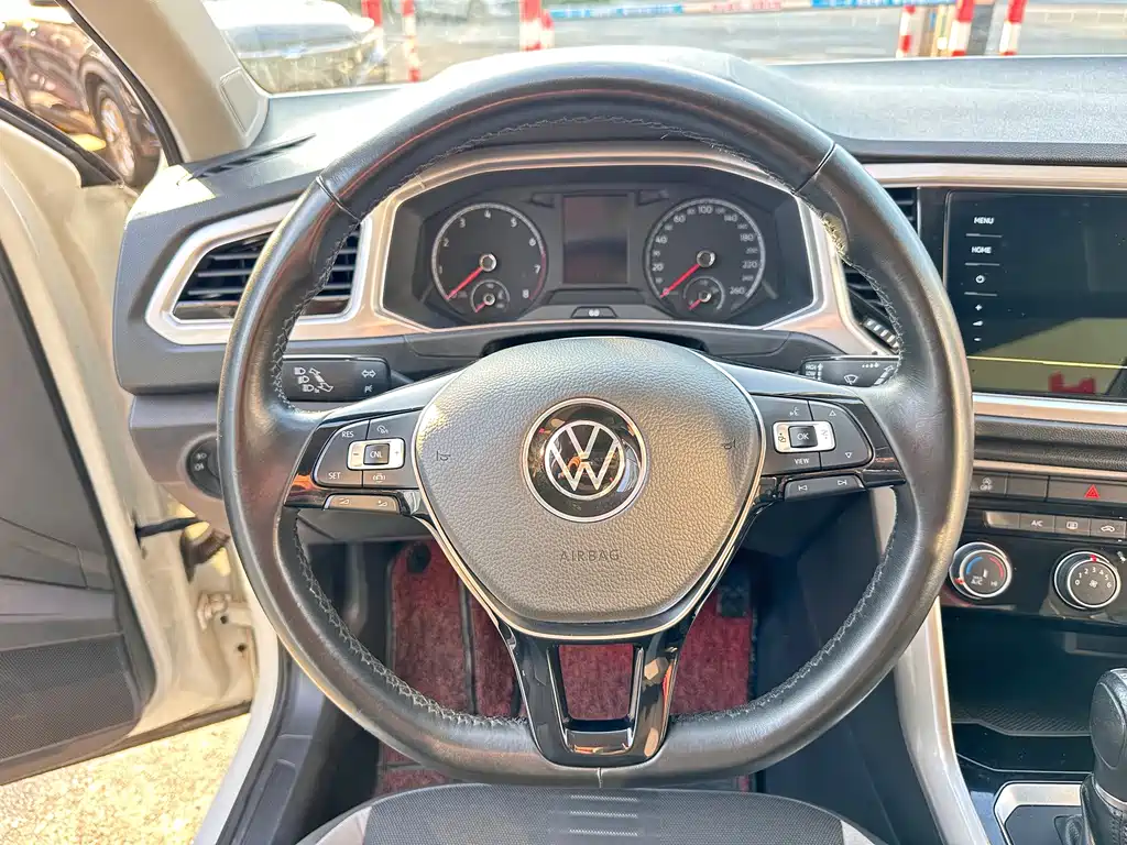 Volkswagen T-Roc — фото 16