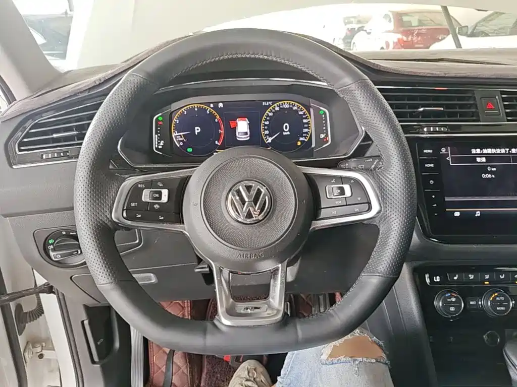 Volkswagen Tiguan L — фото 11