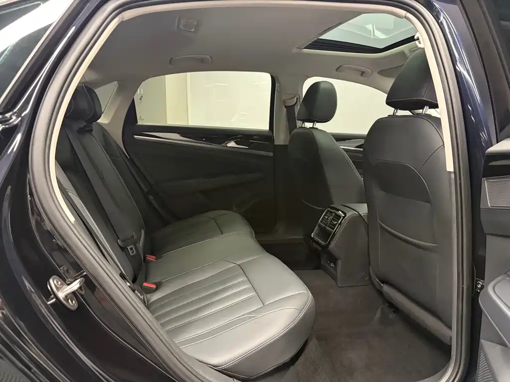 Volkswagen Passat — фото 14