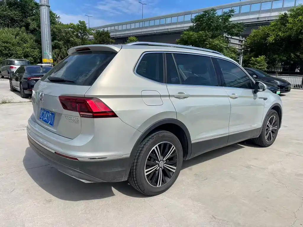 Volkswagen Tiguan L — фото 5