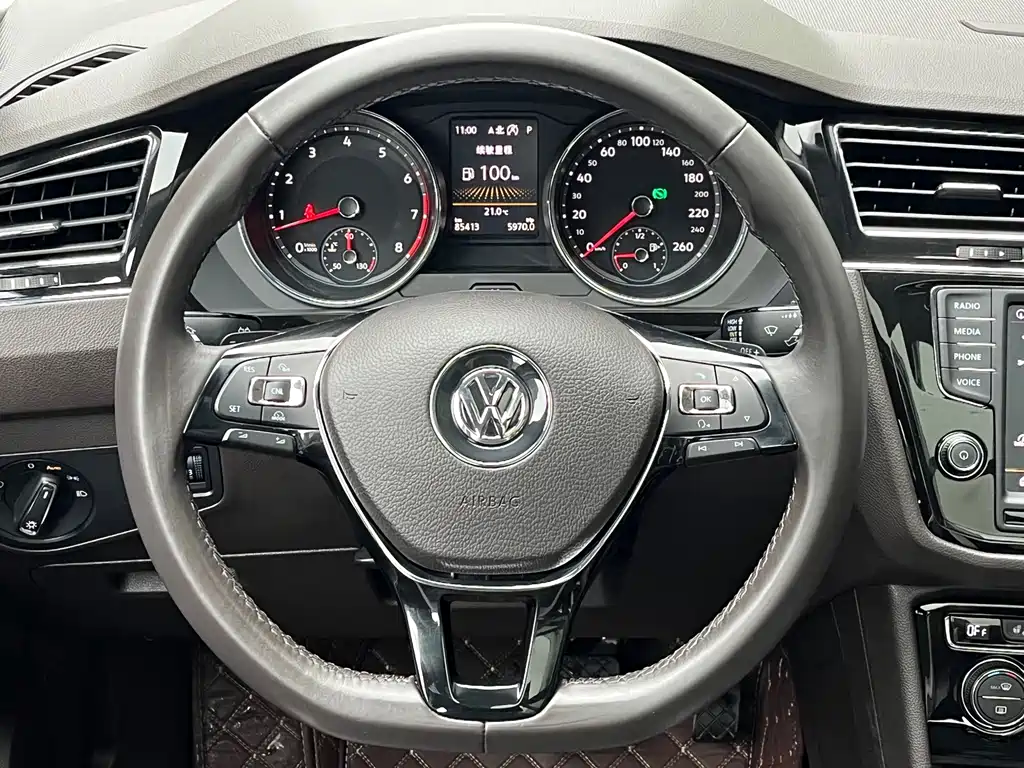 Volkswagen Tiguan L — фото 10