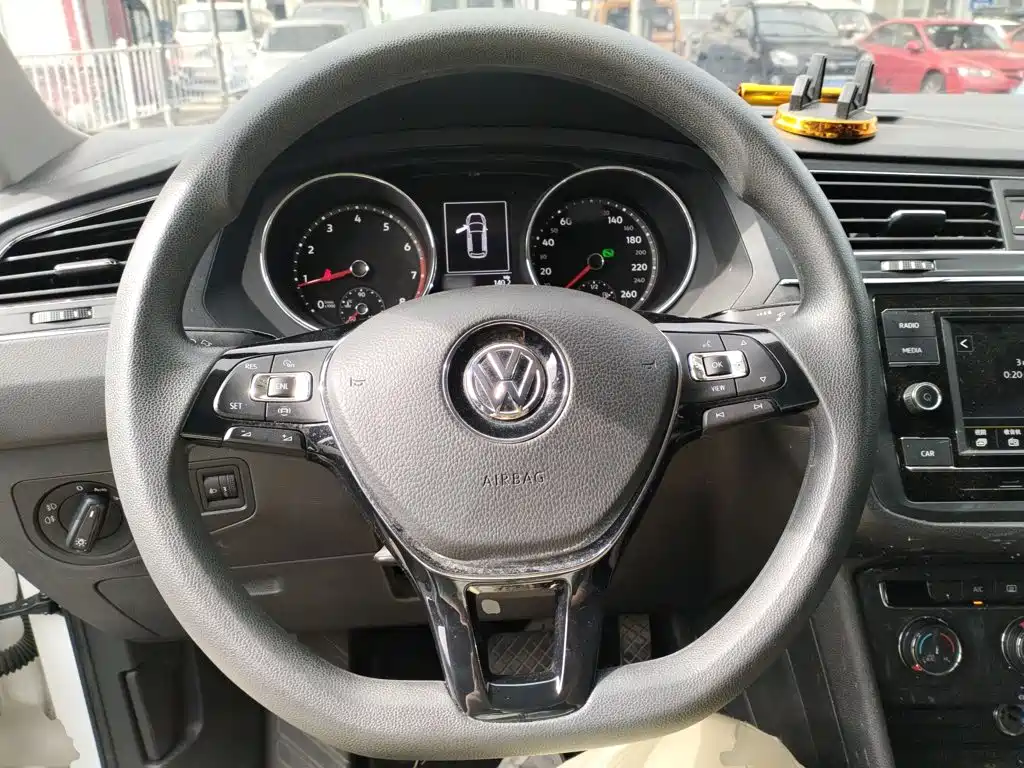 Volkswagen Tiguan L — фото 7