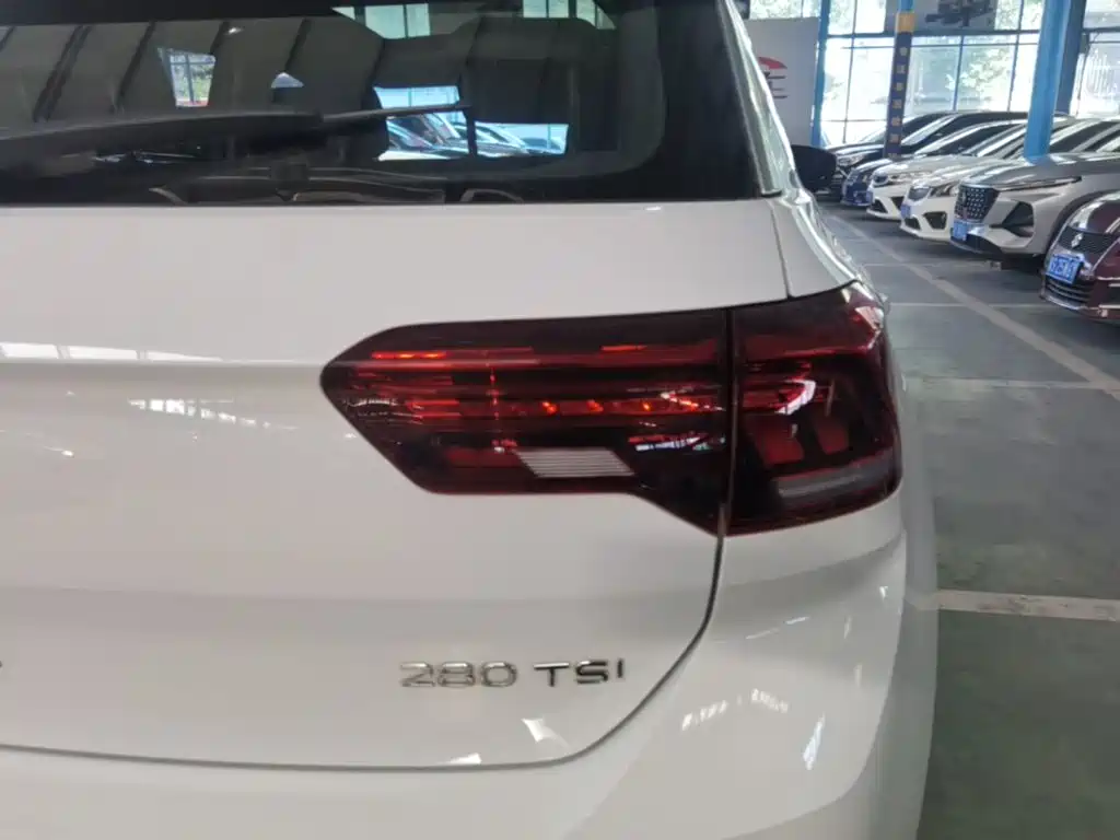 Volkswagen T-Roc — фото 8