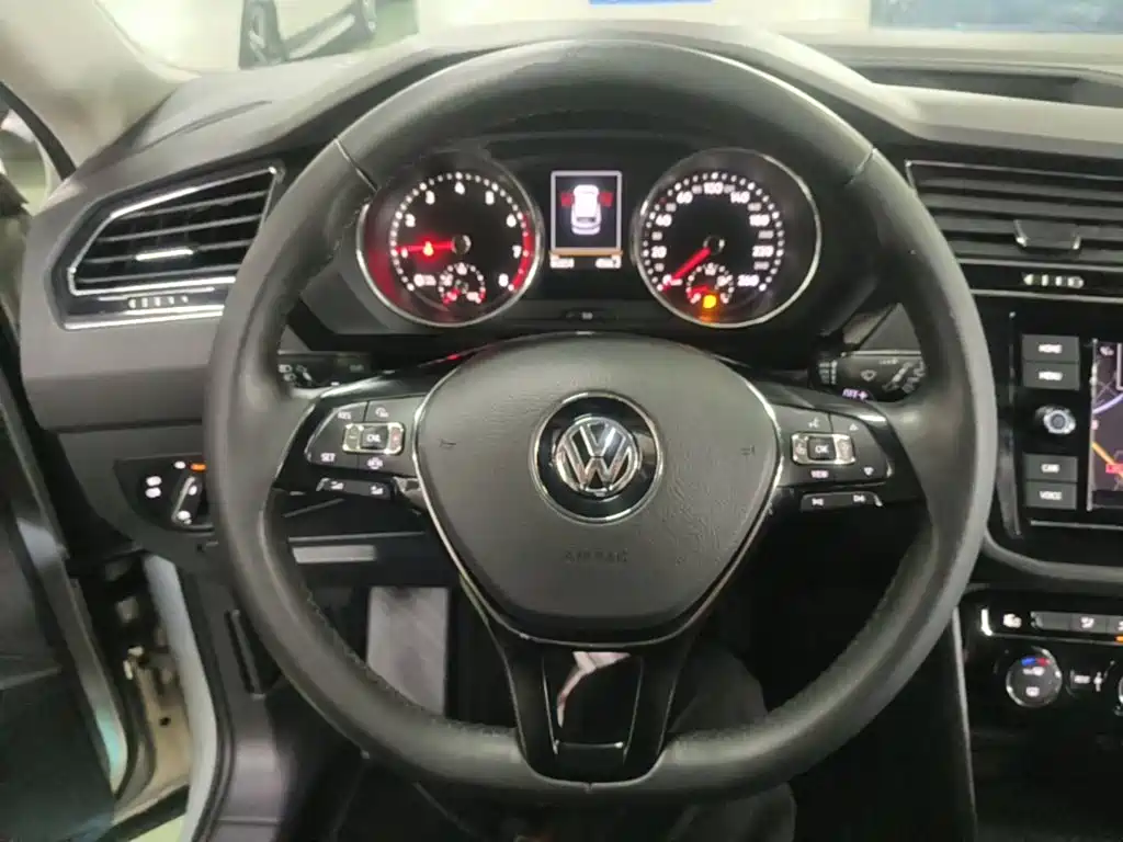 Volkswagen Tiguan L — фото 11