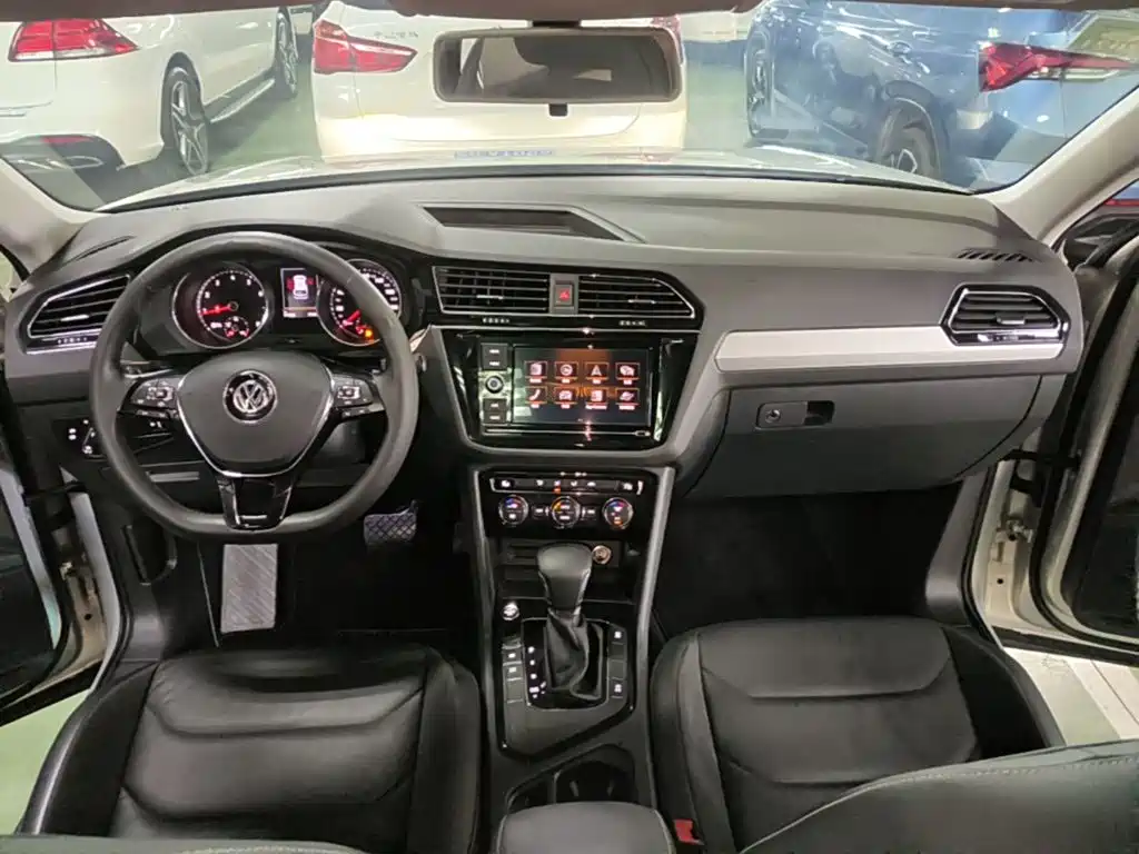 Volkswagen Tiguan L — фото 10