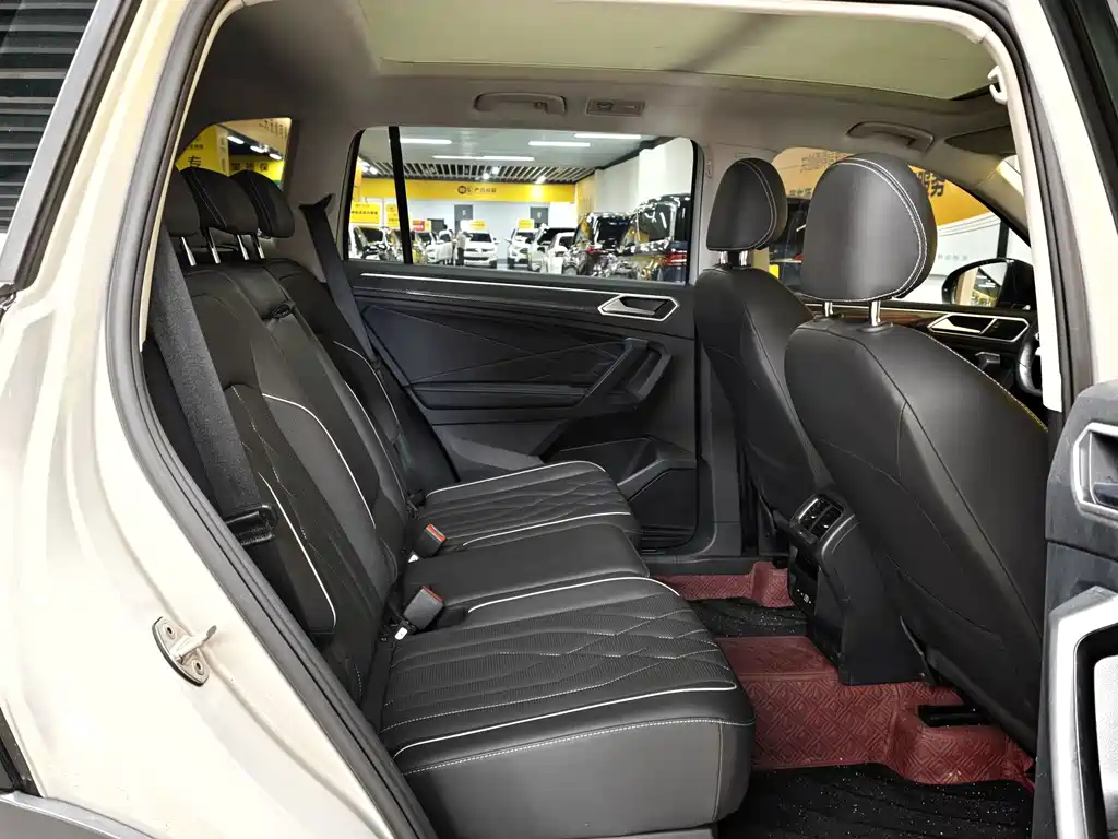 Volkswagen Tiguan L — фото 10