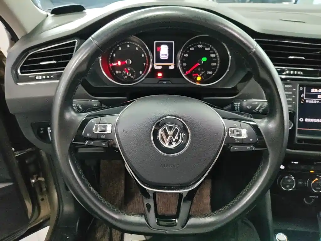 Volkswagen Tiguan L — фото 11