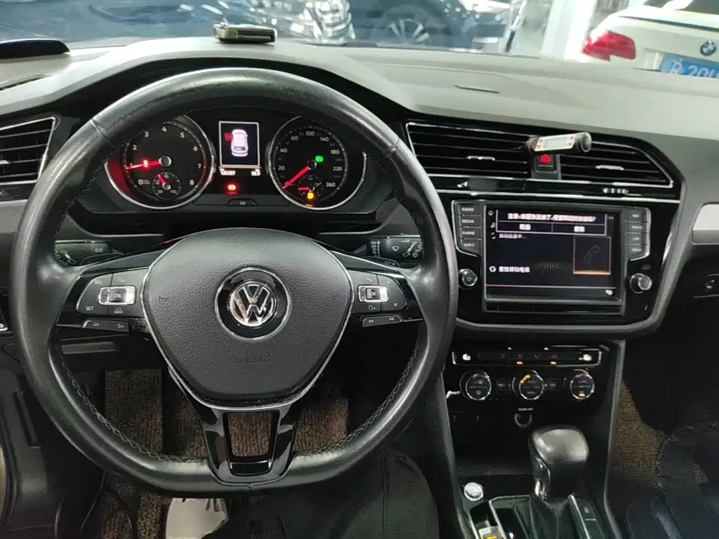 Volkswagen Tiguan L — фото 10