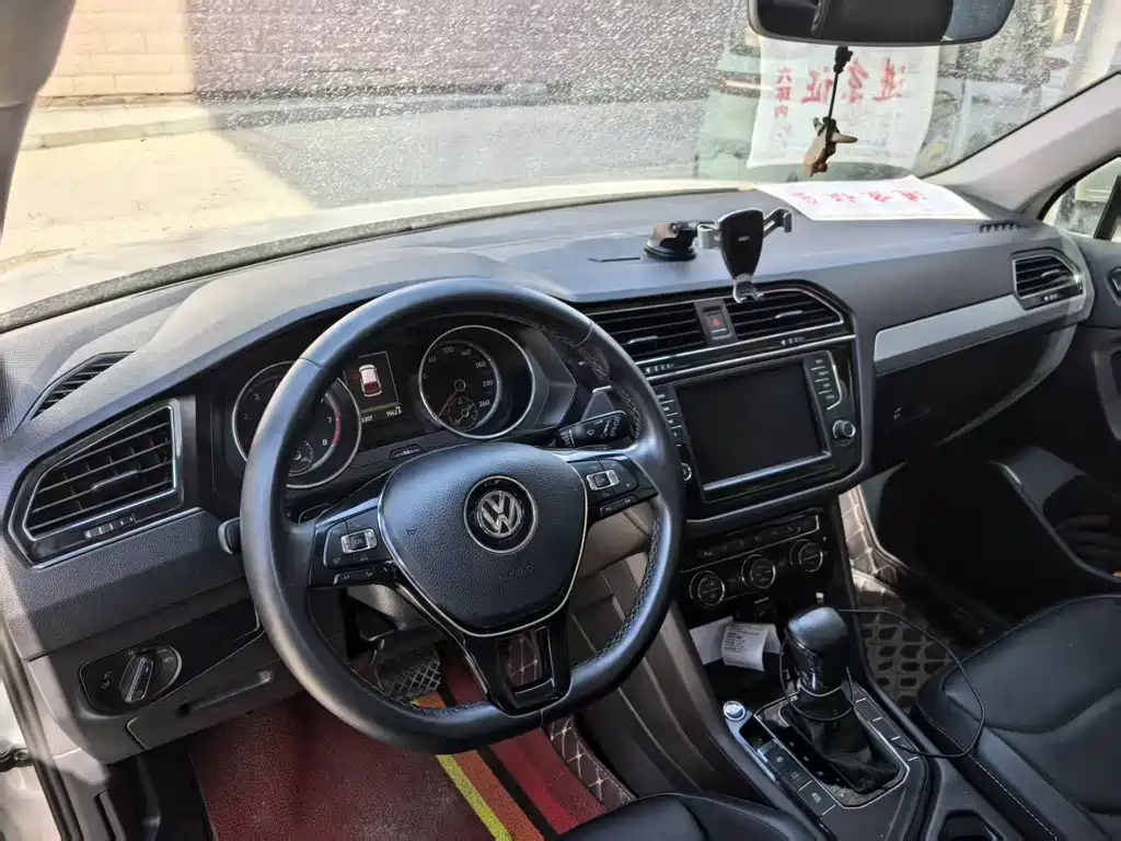 Volkswagen Tiguan L — фото 10