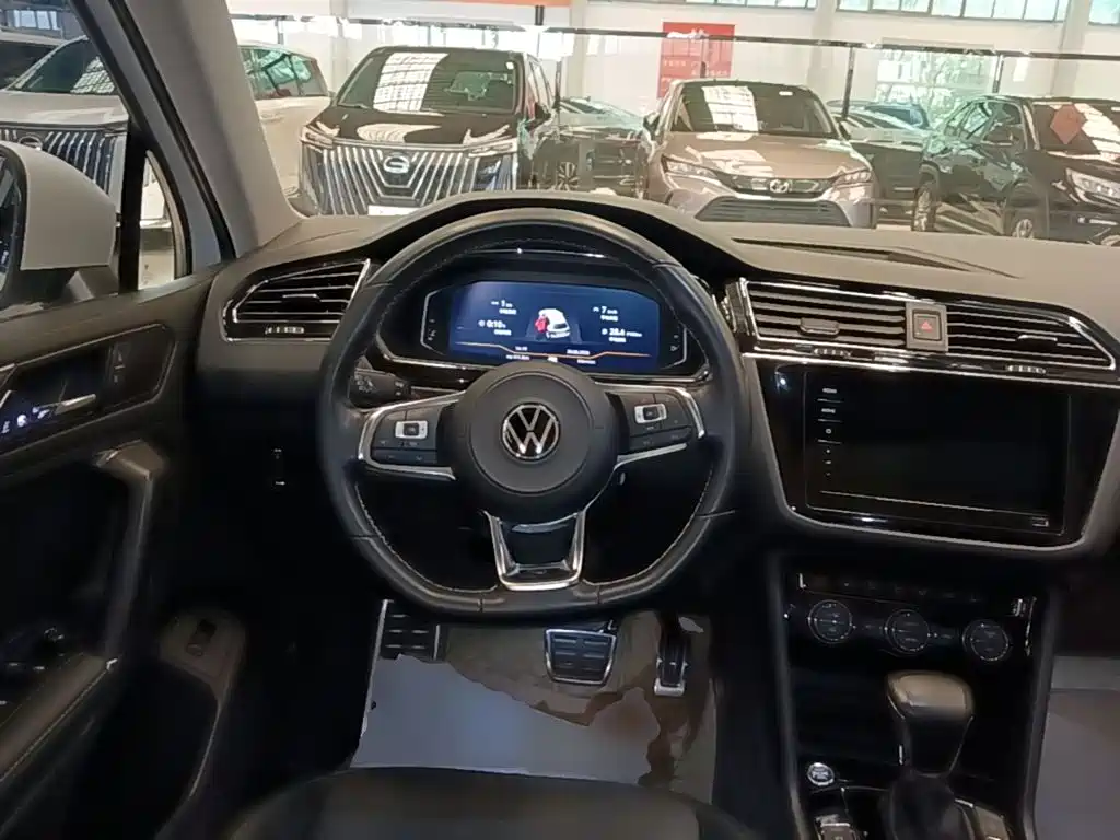 Volkswagen Tiguan L — фото 7