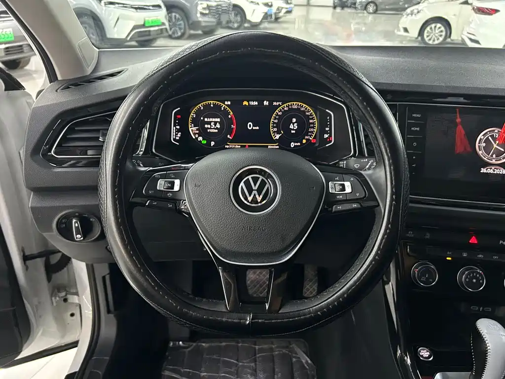 Volkswagen T-Roc — фото 5