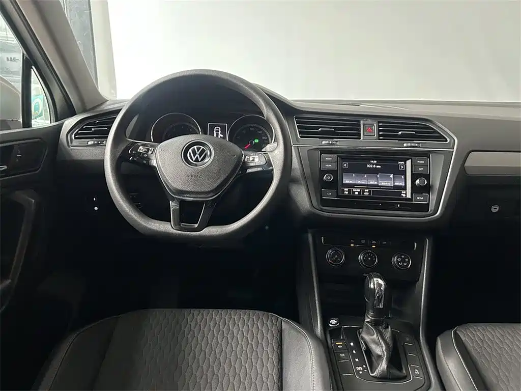 Volkswagen Tiguan L — фото 11