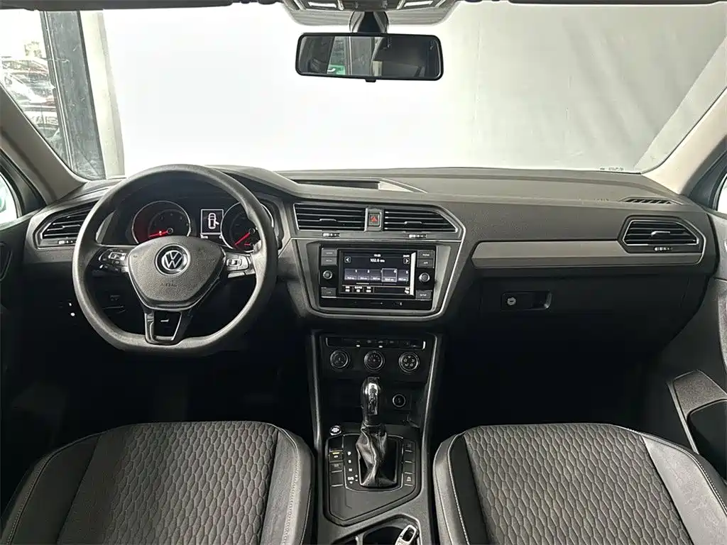 Volkswagen Tiguan L — фото 6