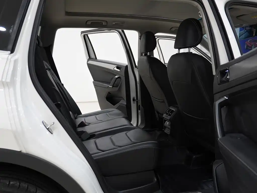Volkswagen Tiguan L — фото 11