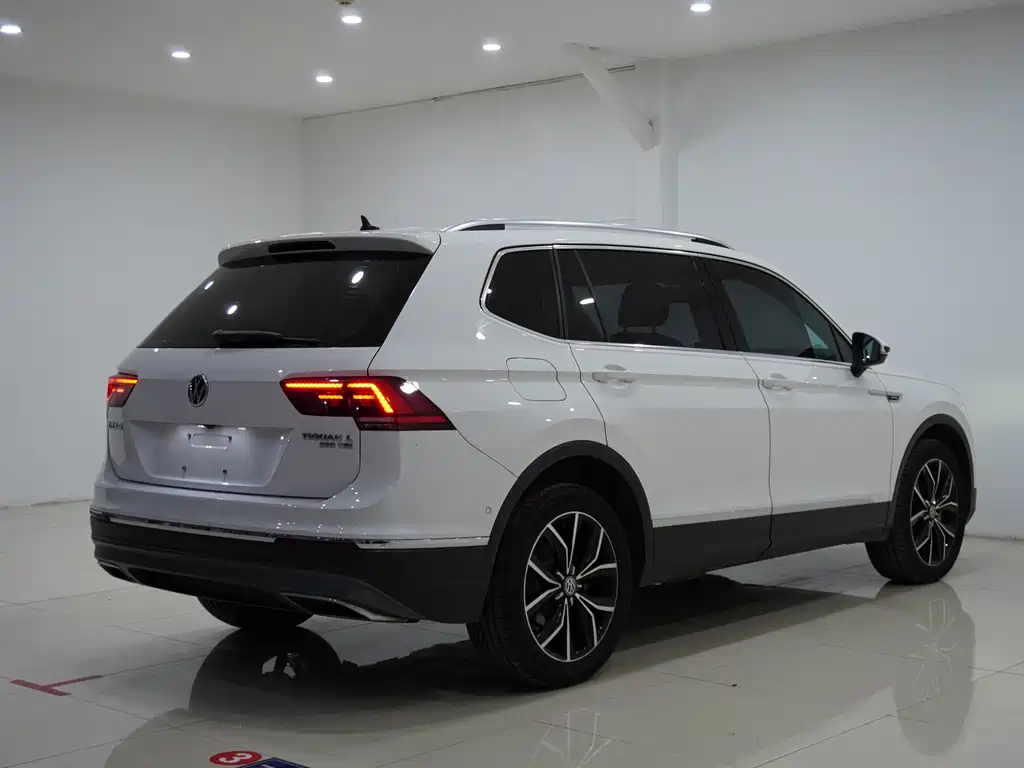Volkswagen Tiguan L — фото 4