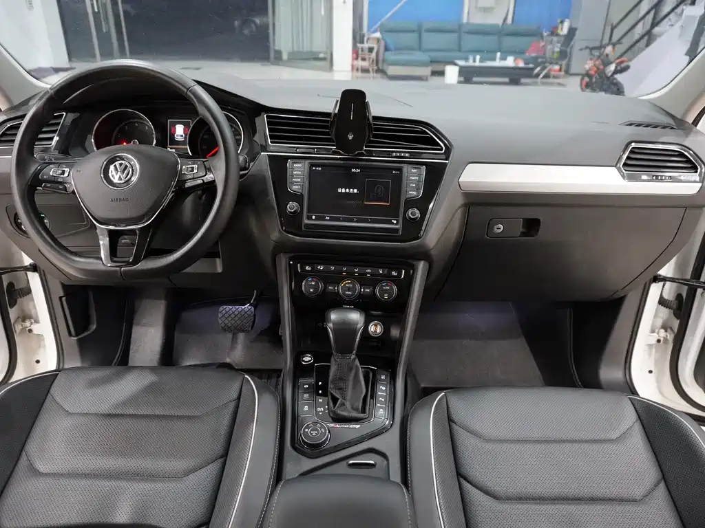 Volkswagen Tiguan L — фото 9