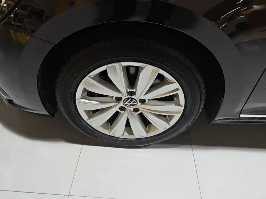Volkswagen Passat — фото 23