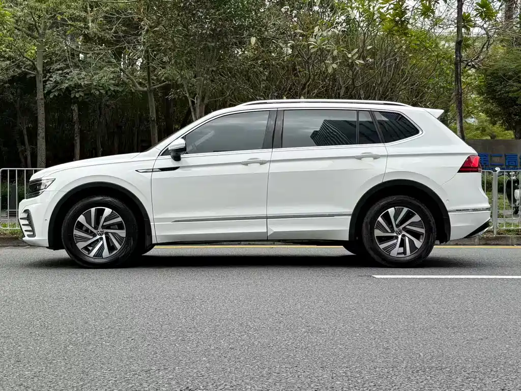 Volkswagen Tiguan L PHEV — фото 4