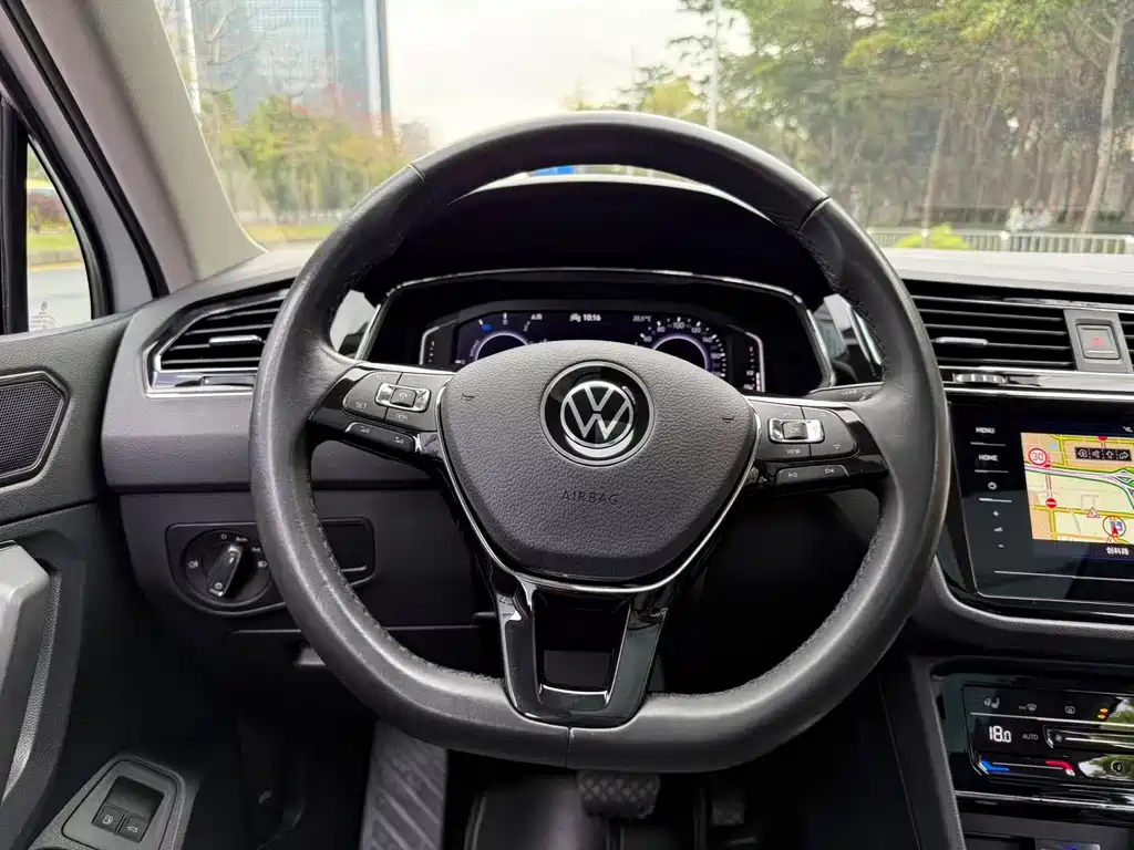 Volkswagen Tiguan L PHEV — фото 10